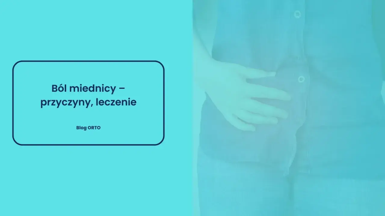 Dłoń uciska brzuch, sugerując ból miednicy z tyłu. Na ekranie tekst: "Ból miednicy – przyczyny, leczenie".