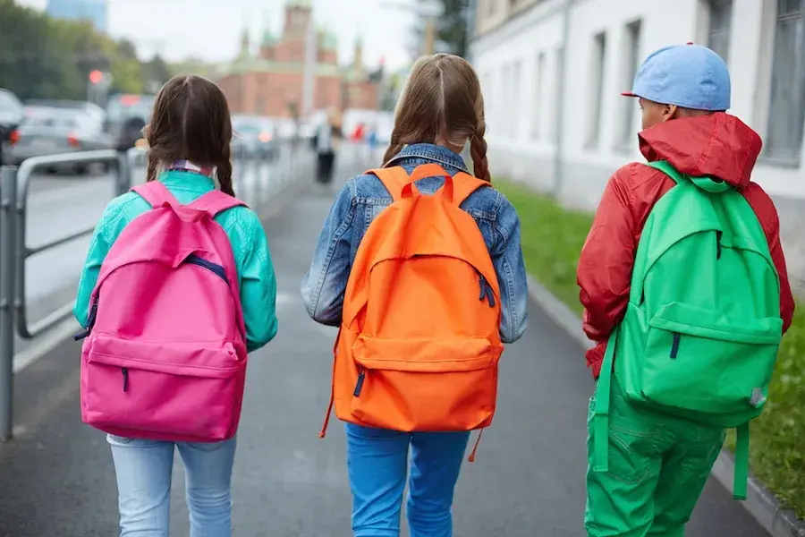 Plecak dla pierwszaka: Poradnik, który chroni kręgosłup dziecka