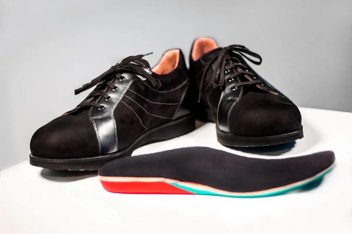 Schwarze, bequeme diabetiker schuhe mit Schnürung und einer farbigen Einlegesohle.
