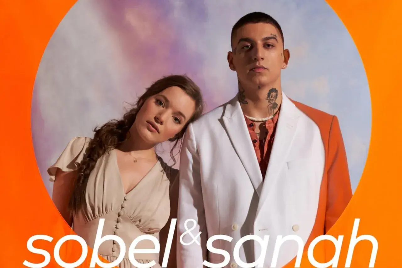 Sobel i sanah, młodzi artyści, pozują do wspólnego zdjęcia. Ona opiera głowę na jego ramieniu, on patrzy prosto w obiektyw.