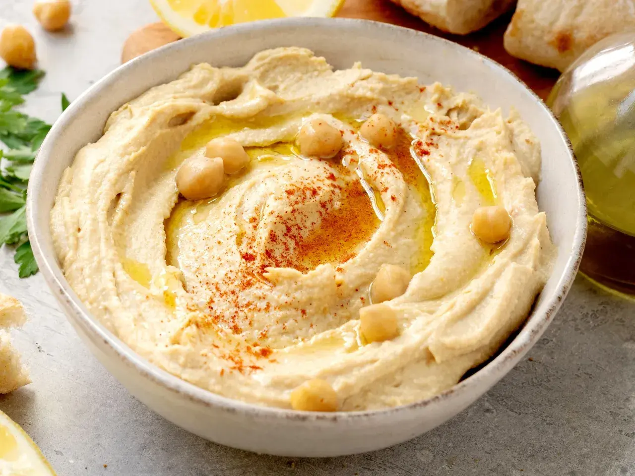 Hummus cremoso, con garbanzos, pimentón y aceite de oliva. Una deliciosa hummus receta tradicional, lista para disfrutar con pan.