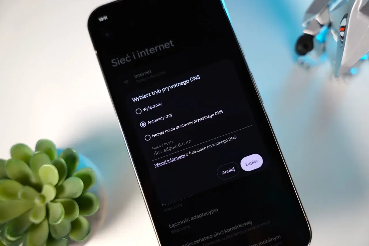 Ustawienia prywatnego DNS na Androidzie, wybór między wyłączonym, automatycznym lub wpisaniem nazwy hosta, np. dns.adguard.com.
