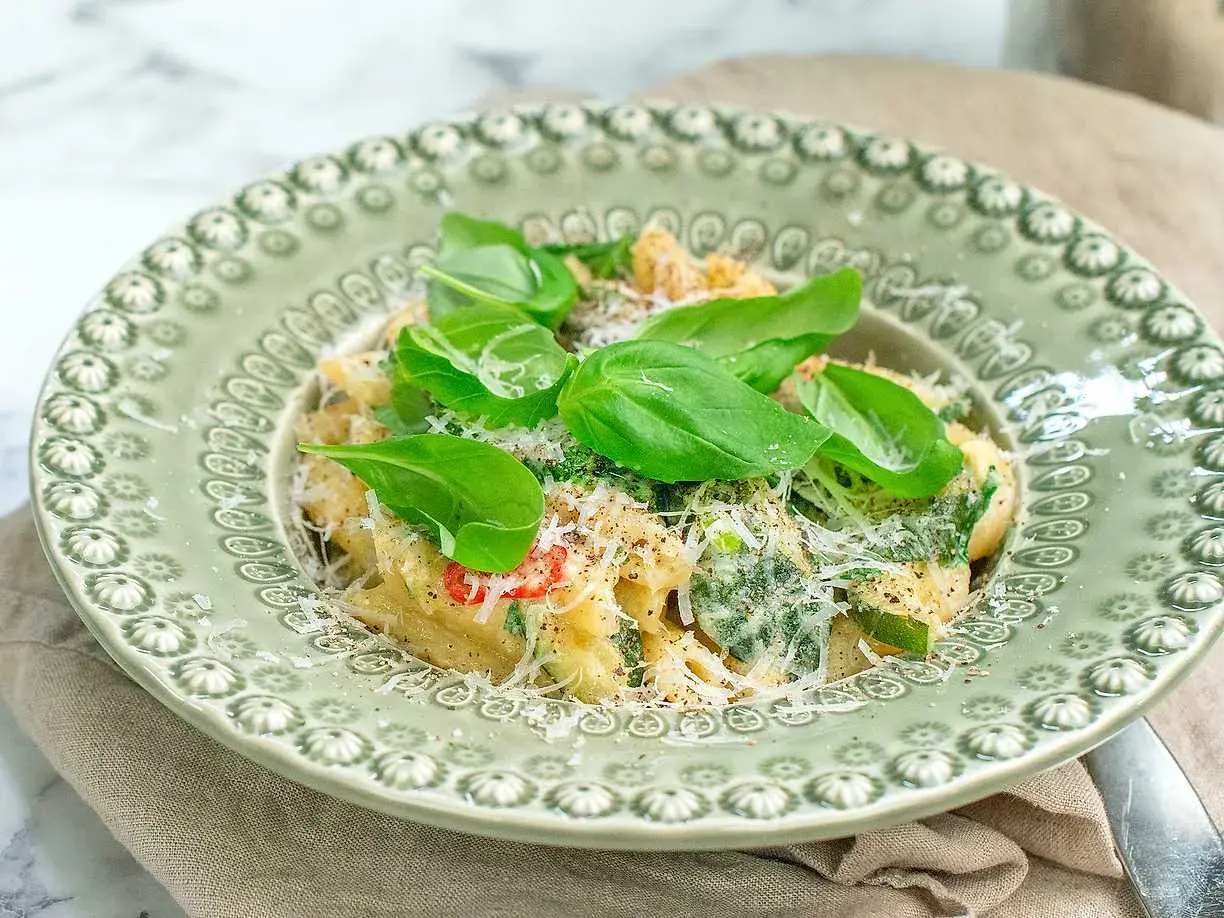 Krämig zucchini pasta med färsk basilika och parmesanost. En härlig och lätt sommarrätt.
