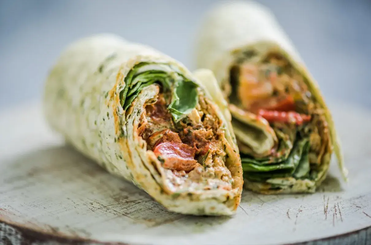 Pyszna tortilla z kurczakiem, świeżymi warzywami i kremowym sosem, idealna na szybki lunch.