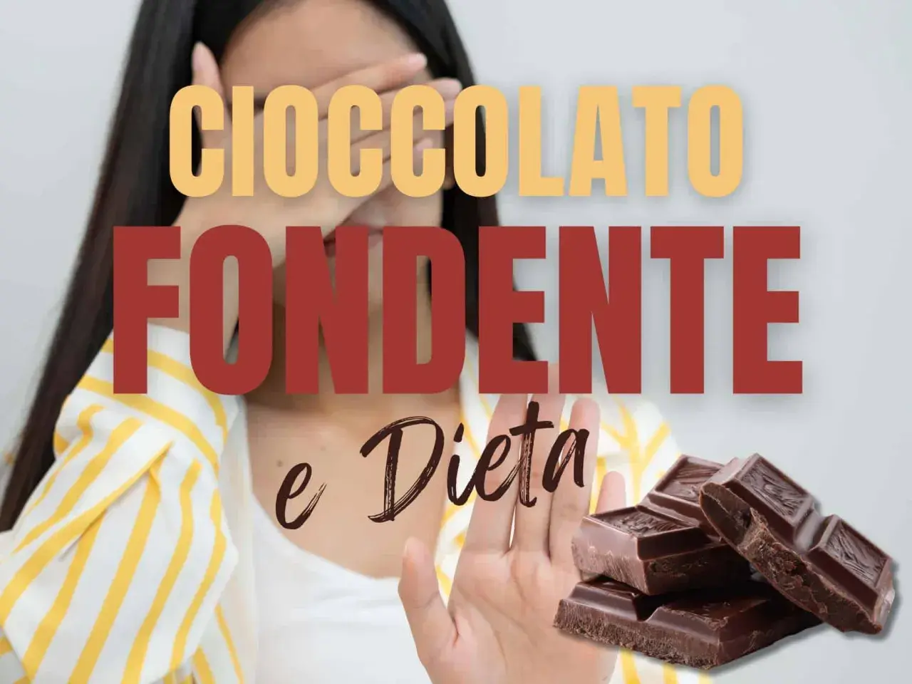 Cioccolato fondente e dieta: una donna con la mano alzata, come per dire di no, accanto a una pila di tavolette di cioccolato fondente.