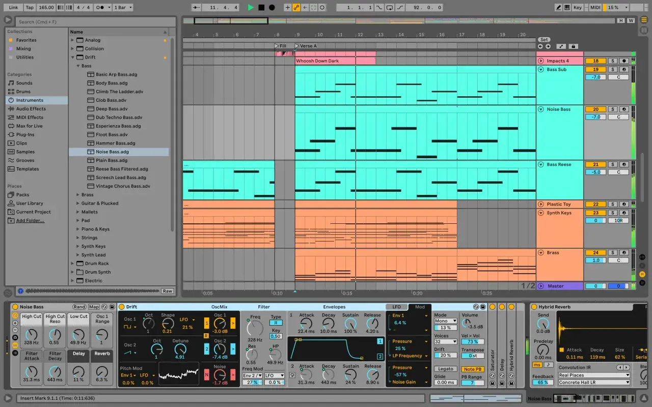 Un logiciel de mixage DJ affiche une grille de composition musicale avec des pistes de basse et de synthé. Des notes MIDI sont visibles, prêtes à être arrangées.