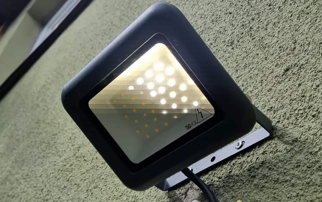 Reflektor LED na ścianie. Dowiedz się, jak wyjąć żarówkę LED z oprawki, gdy przestanie działać.