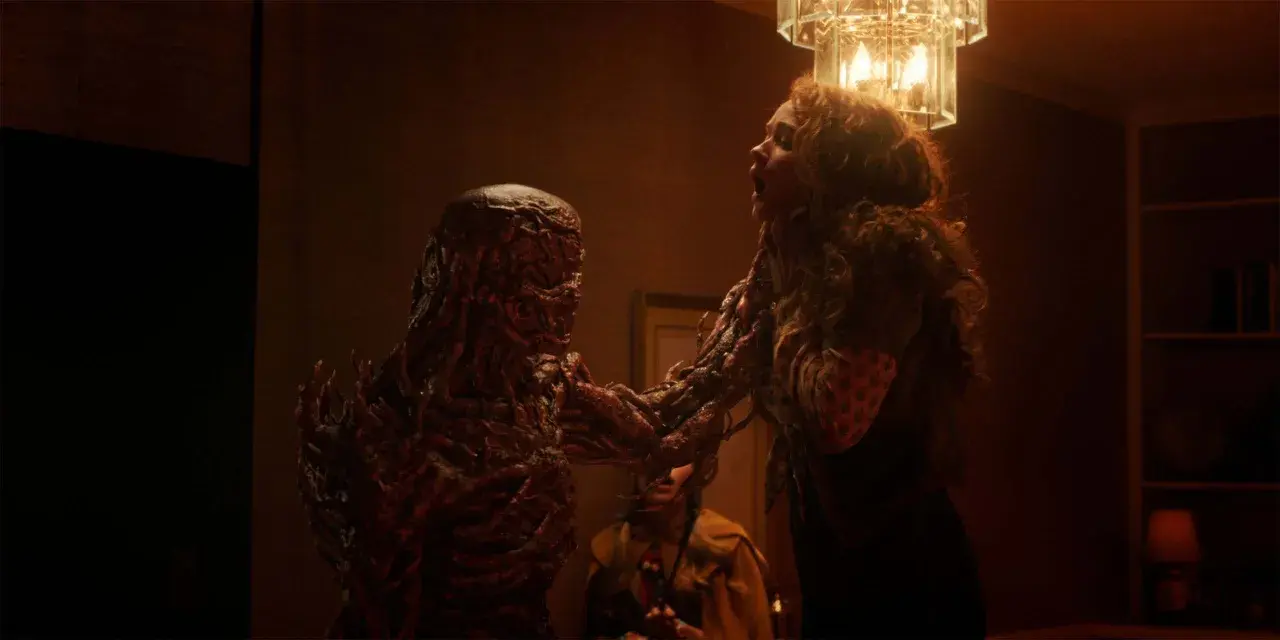 Un monstre de Stranger Things attrape une jeune femme. L'attente de la stranger things saison 6 date de sortie est insoutenable.
