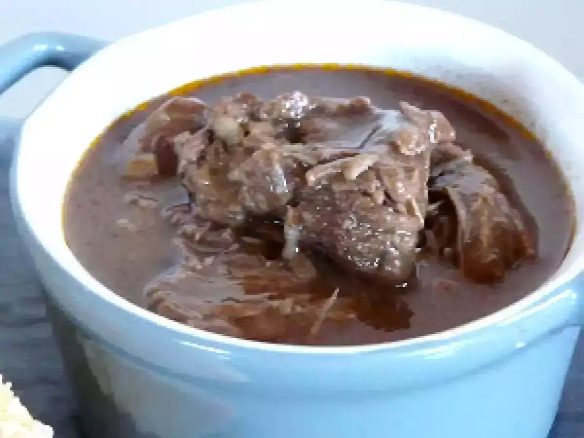 Un plat réconfortant de recette de boeuf mijoté, la viande est tendre et fondante dans une sauce riche.
