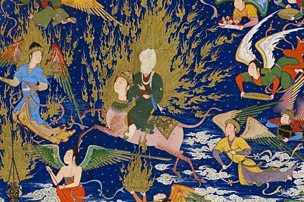 En illustration av islams profet på en bevingad varelse, omgiven av änglar och gyllene flammor mot en mörkblå stjärnhimmel.