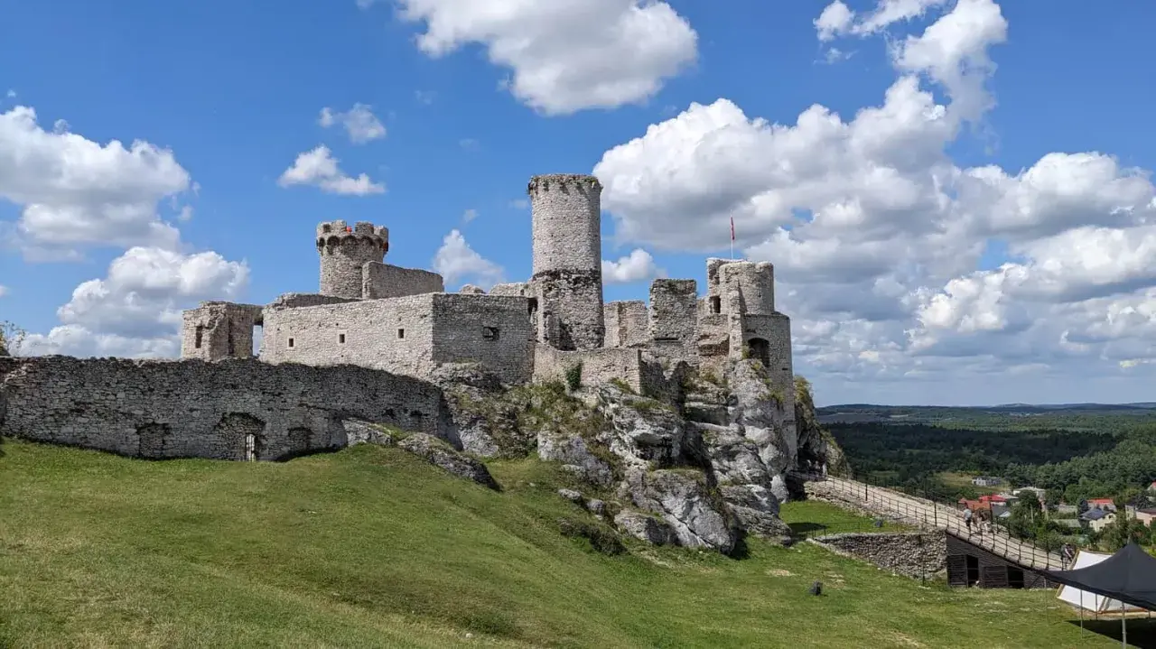 Ruiny zamku na skale, wspaniała trasa turystyczna. Ogrodzieniec zaprasza do odkrywania historii.