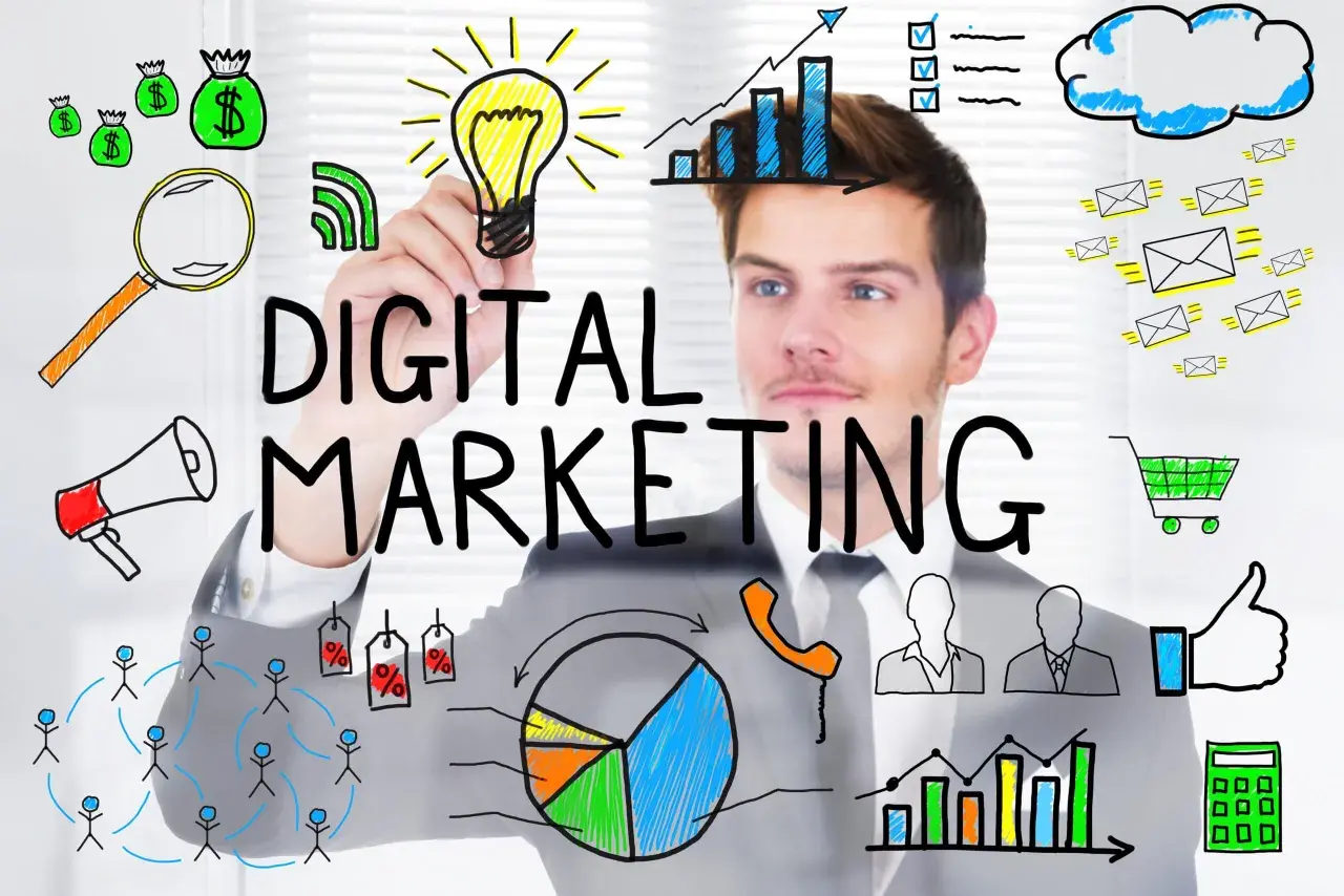 Un hombre dibuja en una pantalla: "DIGITAL MARKETING". Iconos de dinero, lupa, megáfono, red, bombilla, gráficos, emails, carrito, pulgar arriba y calculadora ilustran de que trata el marketing digital.