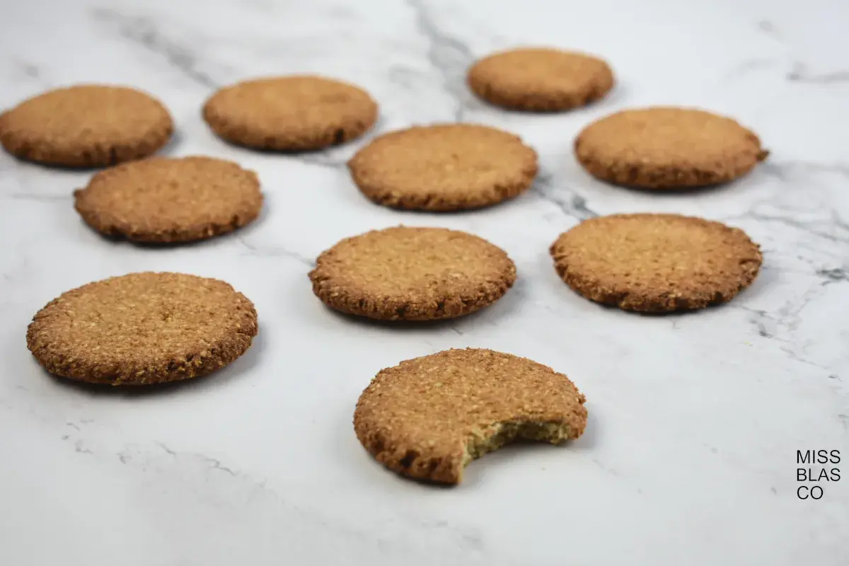 Deliciosas galletas con copos de avena, una mordida revela su textura crujiente.