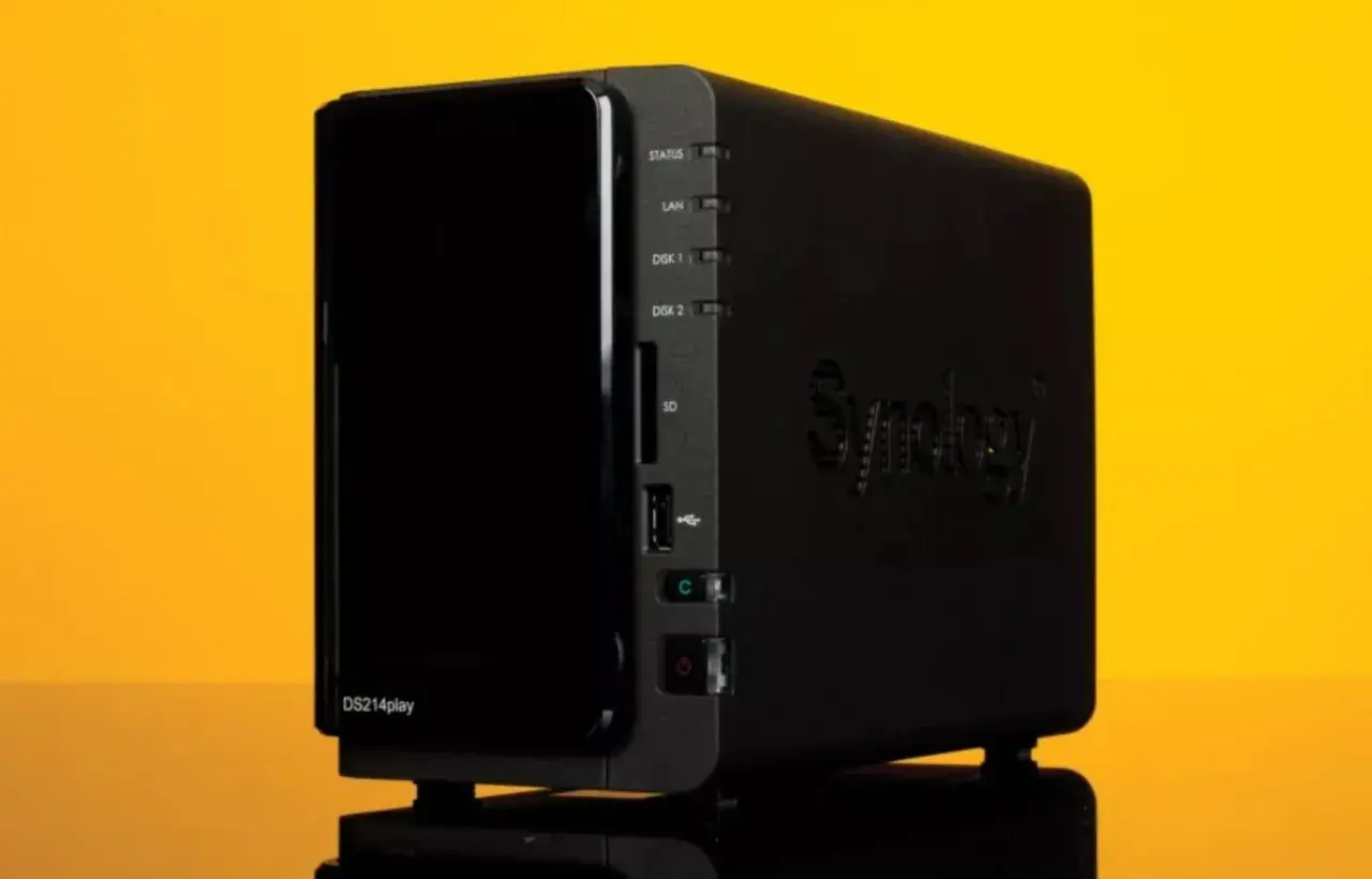 Un dispositivo Synology DS214play, que es un NAS, con luces indicadoras y puertos.