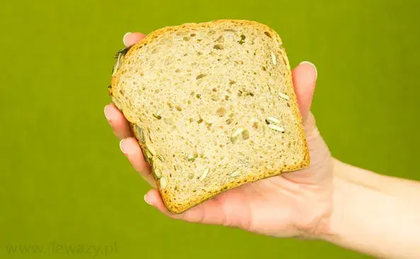 Ile kcal ma chleb razowy? Sprawdź wartości i wybierz zdrowo!