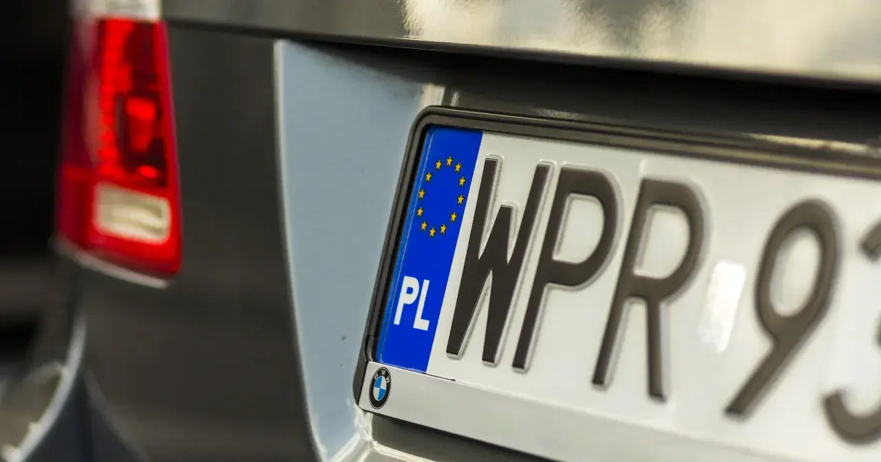 Widok z tyłu samochodu z polską tablicą rejestracyjną WPR 93.