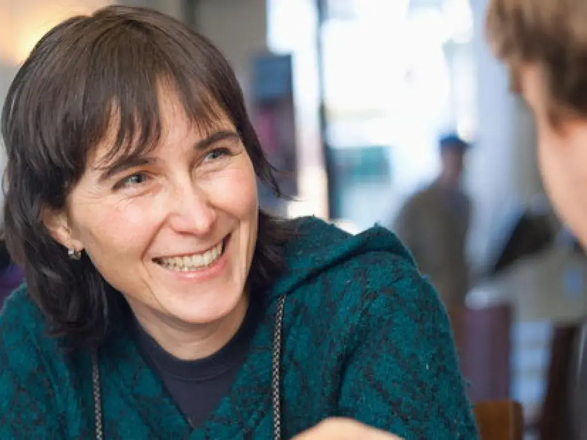 Andrea Paluch, Autorin des Buches "Die Frau im Spiegel", lacht herzlich.