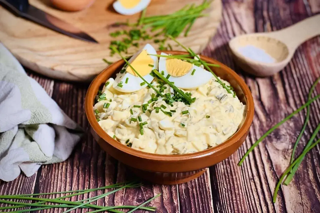 Cremiger Eiersalat, garniert mit Schnittlauch und Ei-Spalten. Ein einfaches eiersalat rezept für jede Gelegenheit.