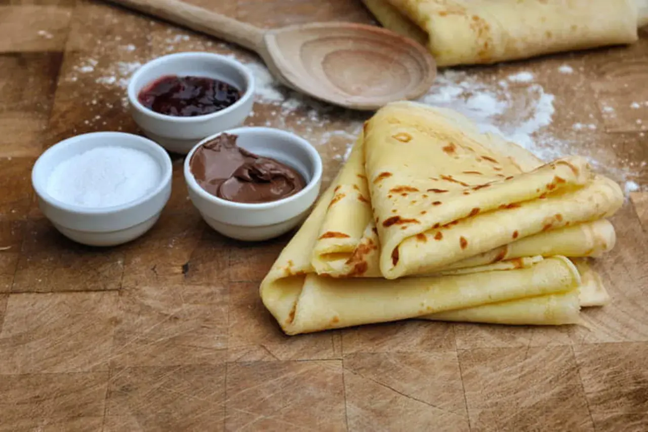Crêpes dorées prêtes à garnir de confiture, pâte à tartiner ou sucre. Une recette pâte à crêpe facile sans repos pour un goûter gourmand.