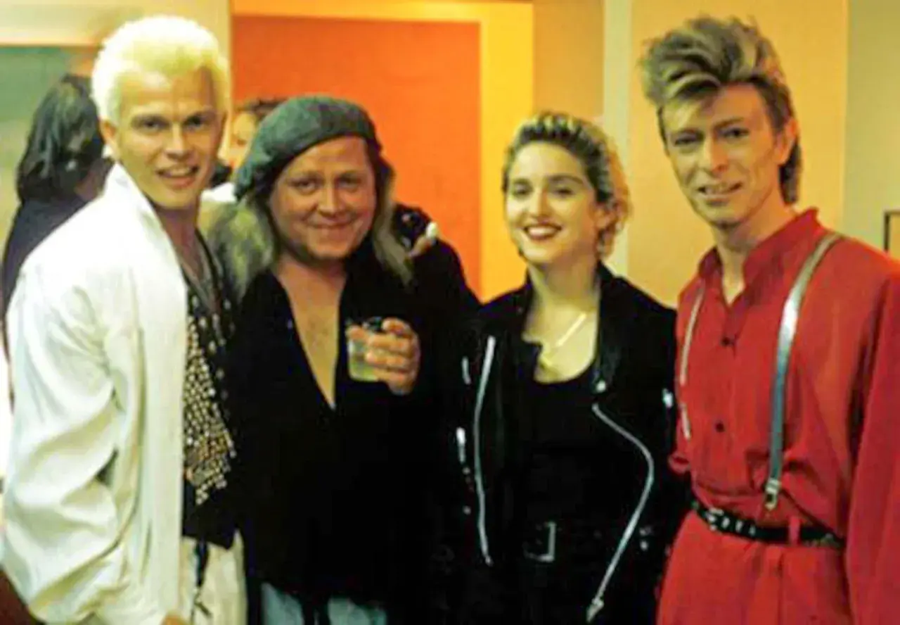 Cztery osoby: Billy Idol, reżyser, Madonna i David Bowie, pozują do zdjęcia.
