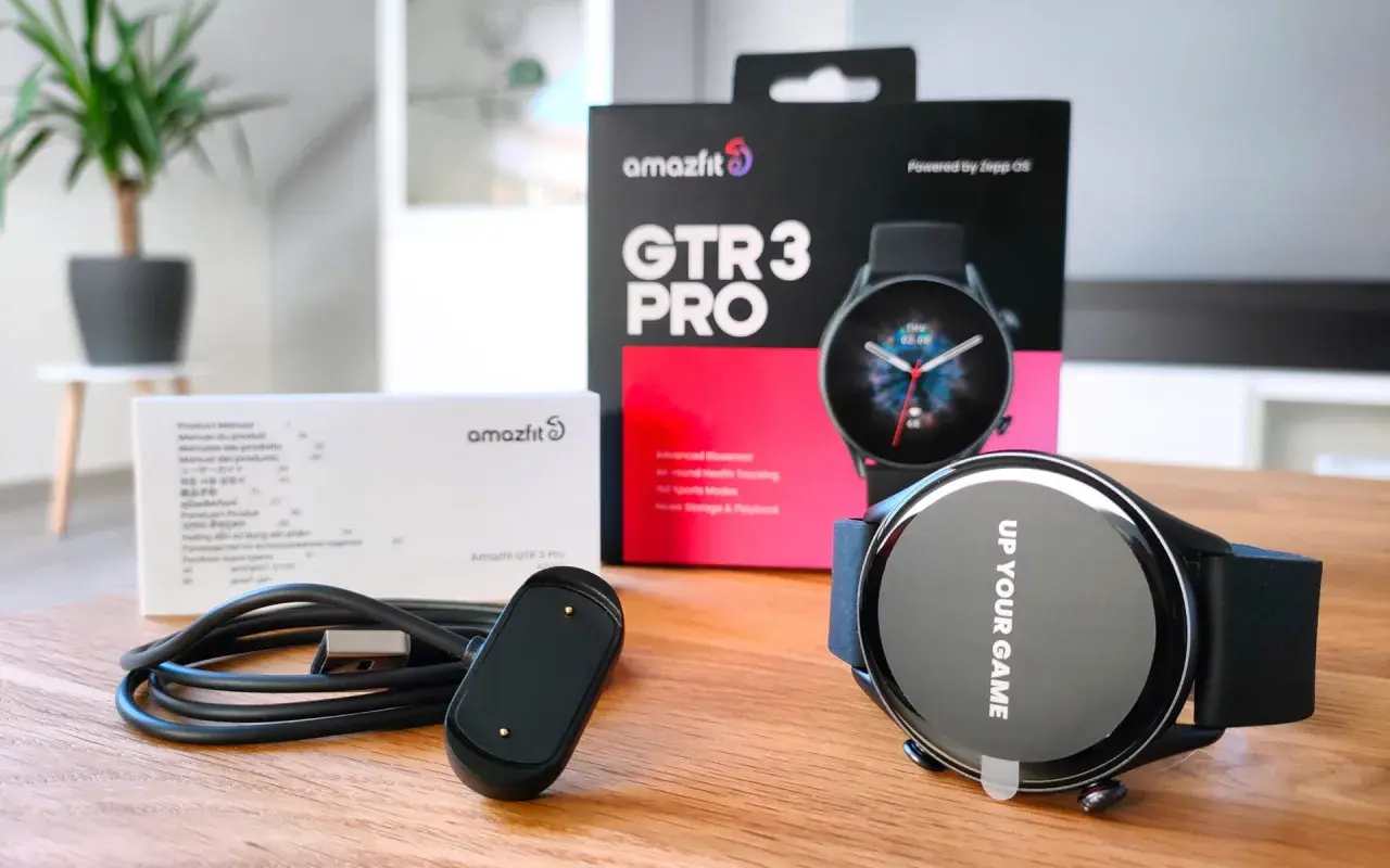 Zestaw Amazfit GTR 3 Pro: smartwatch, ładowarka, instrukcja i pudełko. Gotowy do gry!
