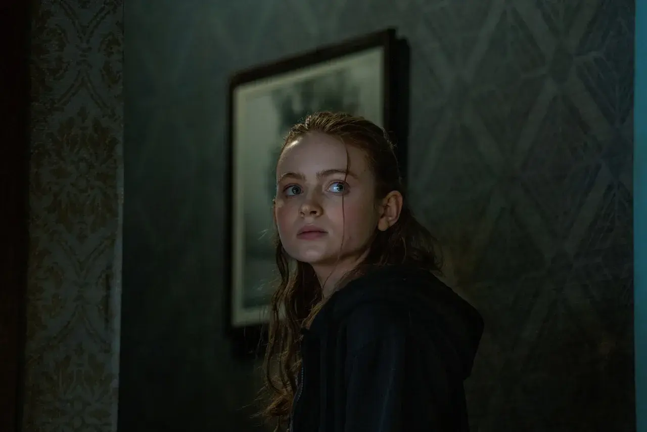 Sadie Sink, znana z roli Max w "Stranger Things", gra też w filmach. Spójrz na jej wyraz twarzy, jakby zastanawiała się, w jakich filmach grał Sadie Sink.