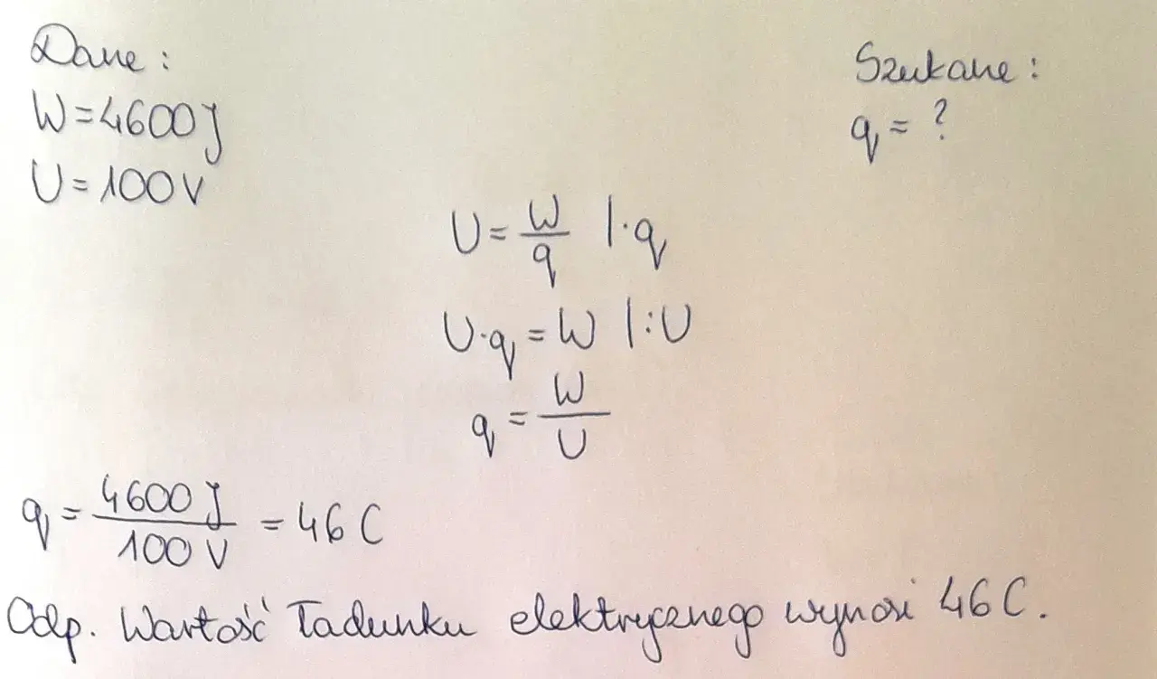 Obliczenia fizyczne pokazujące wzór na moc i wyznaczające ładunek elektryczny q=46C.