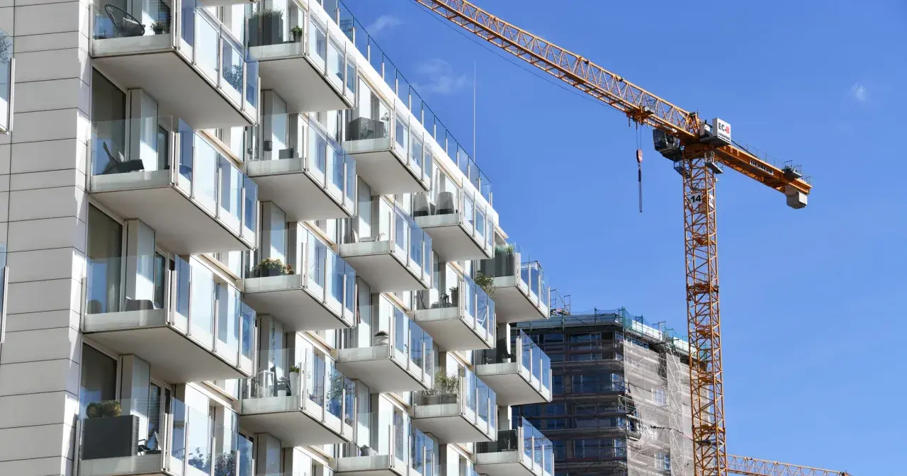 Nowoczesne balkony i żuraw budowlany. Marzysz o własnym M? Pomoc w kupnie mieszkania jest bliżej niż myślisz.