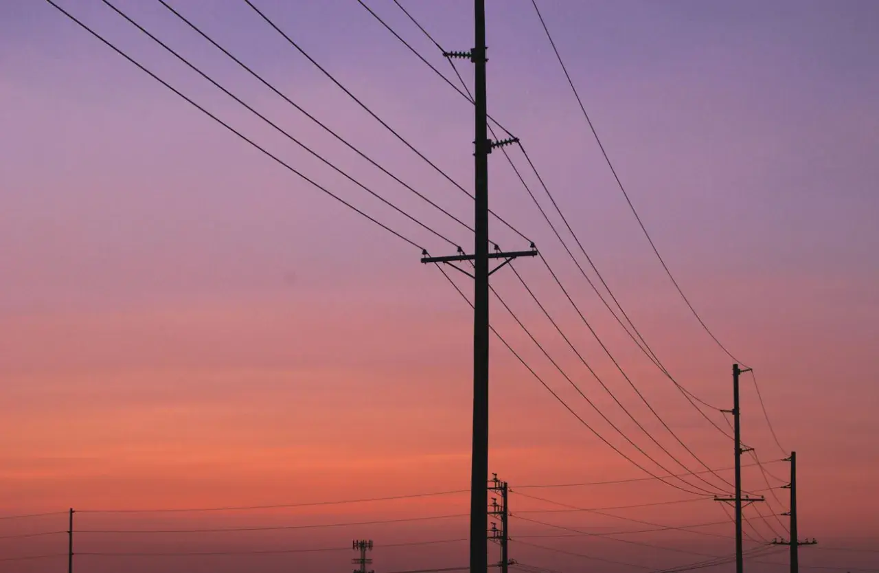 Jak skutecznie pozbyć się słupa energetycznego na działce?