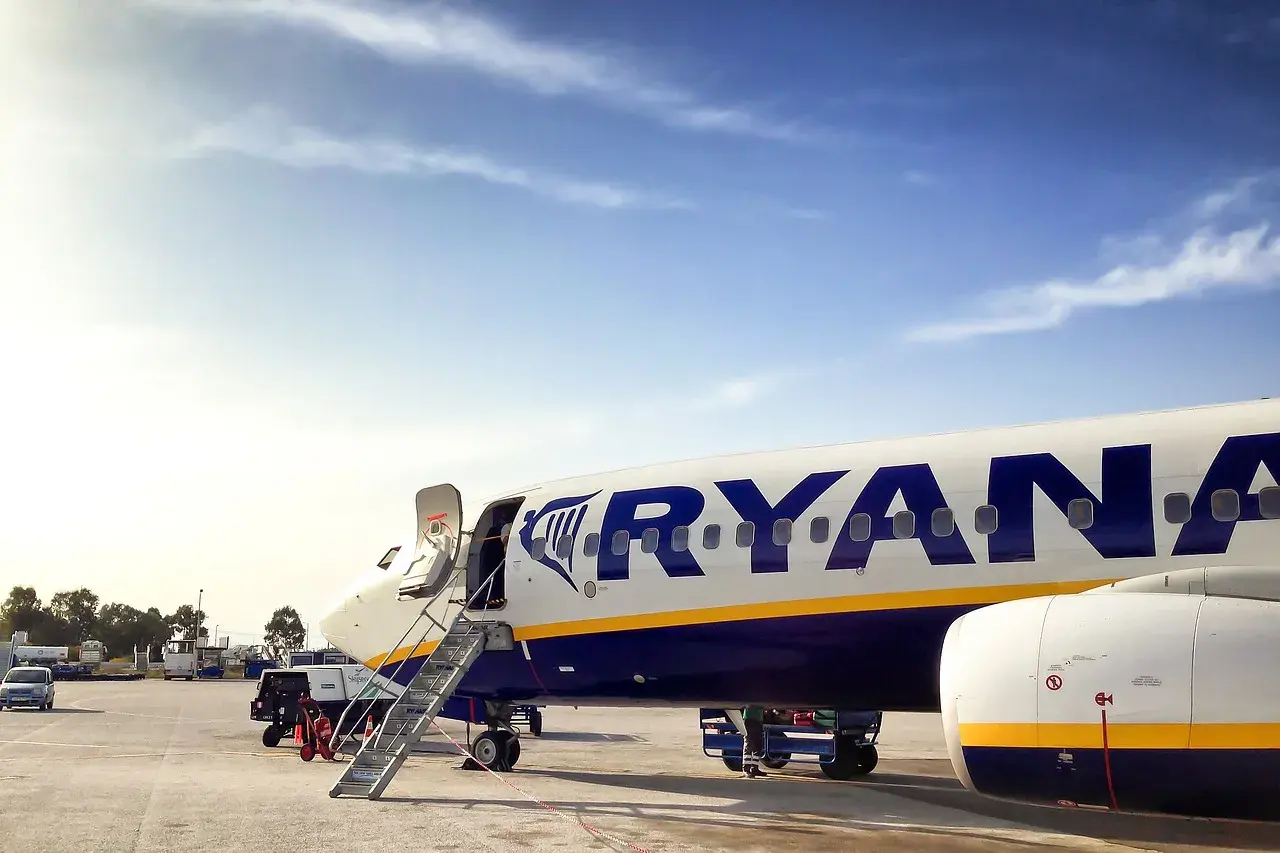 Samolot Ryanair na płycie lotniska. Czy Ryanair przewozi zwierzęta? Sprawdź regulamin przed podróżą.