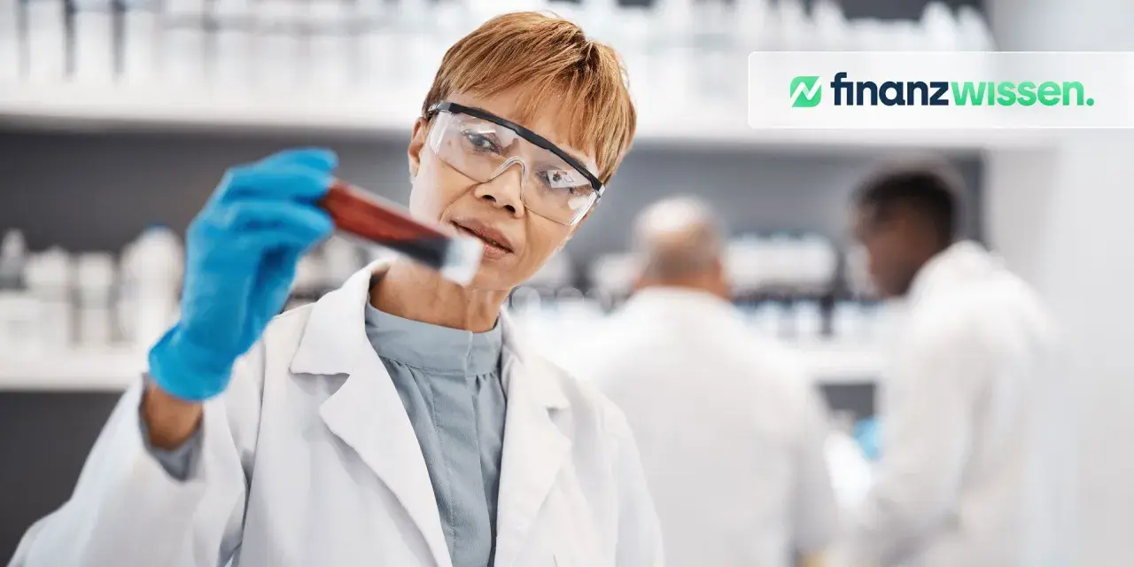 Wissenschaftlerin im Labor untersucht eine Probe. Ein Blick auf den MSCI World Healthcare ETF.