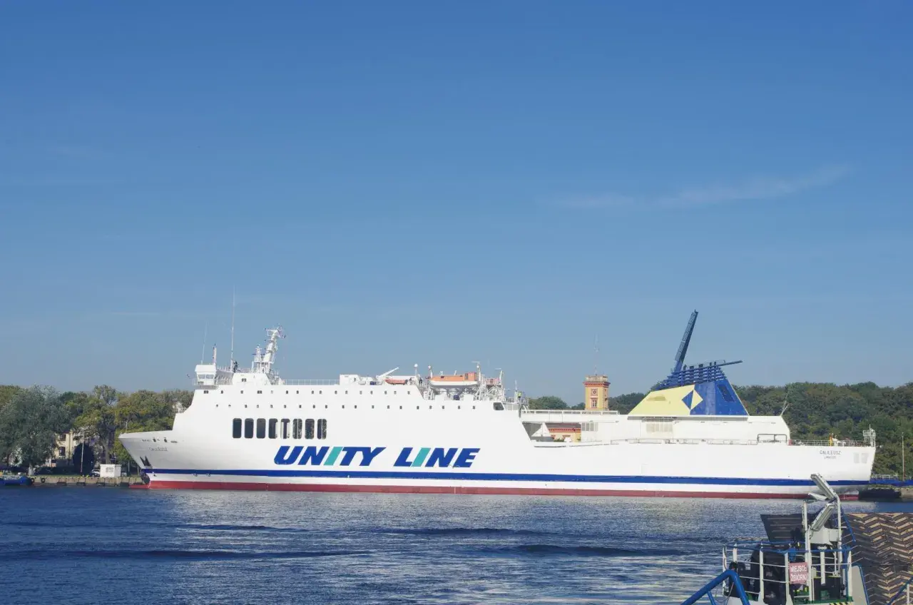 Duży prom Unity Line na wodzie, idealny na rejsy statkiem Świnoujście-Międzyzdroje.
