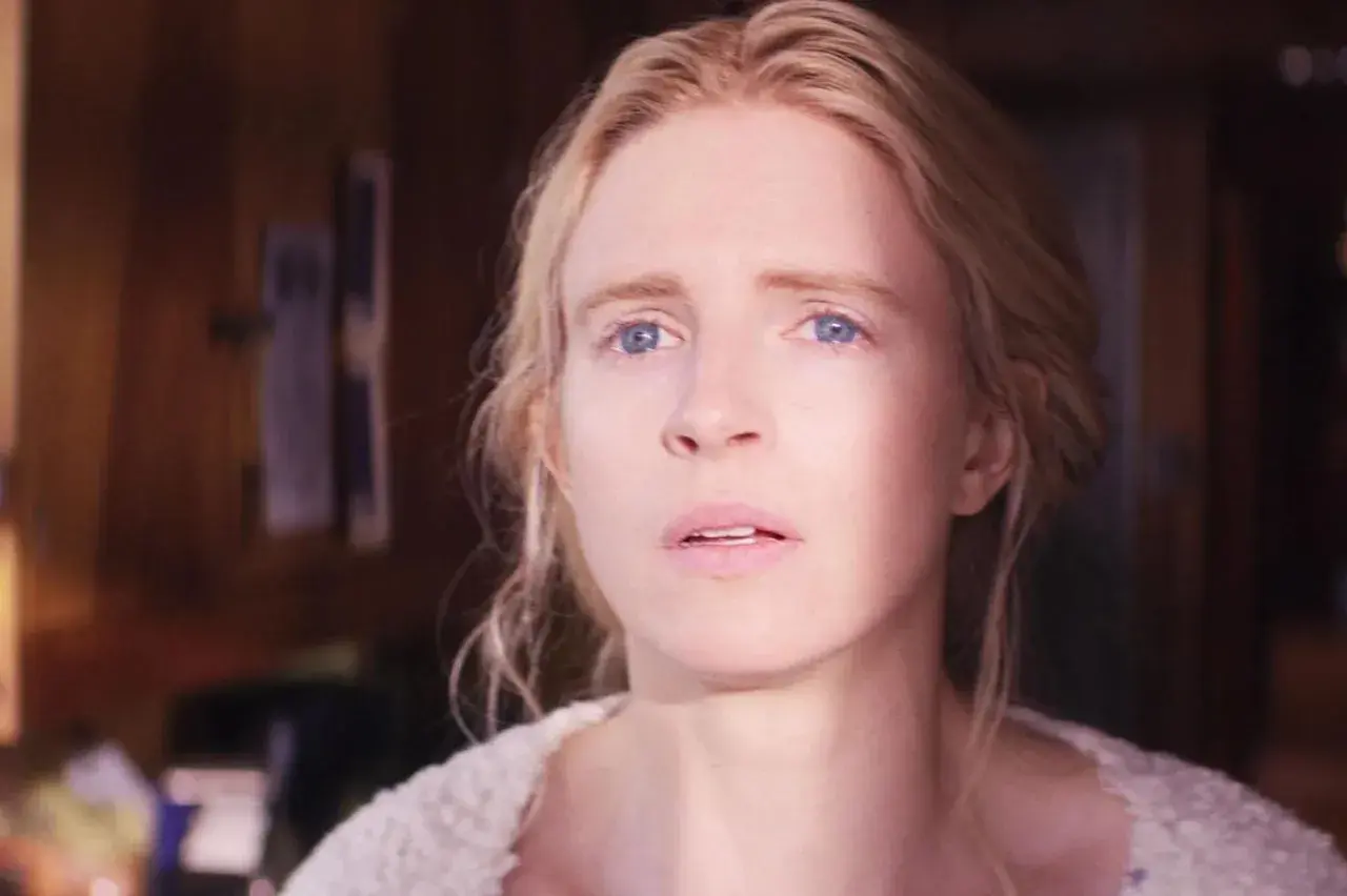 Le visage d'une femme blonde aux yeux bleus, l'air préoccupé, dans la happy série saison 3.