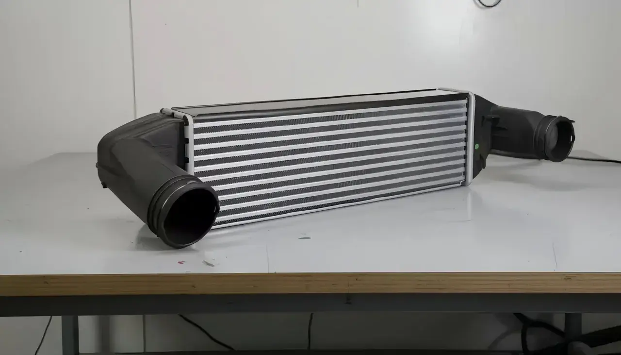 Uszkodzony intercooler w dieslu objawy: utrata mocy, dymienie, nierówna praca silnika. Ten element jest kluczowy dla prawidłowego działania turbosprężarki.
