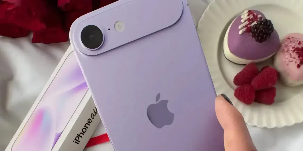 Fioletowy iPhone 17 Air obok pudełka, malin i serduszkowych ciasteczek.