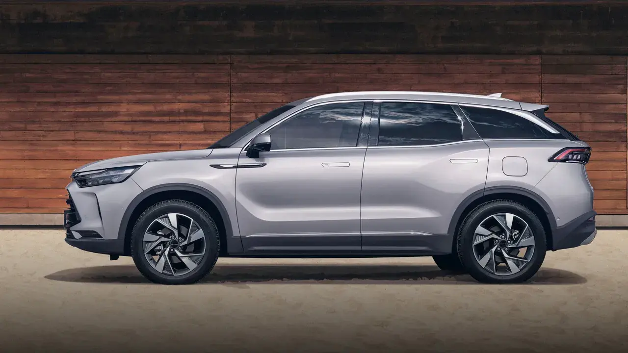 Srebrny SUV z nowoczesnym designem, idealny na rodzinne wycieczki. Sprawdź atrakcyjną baic 7 cenę!