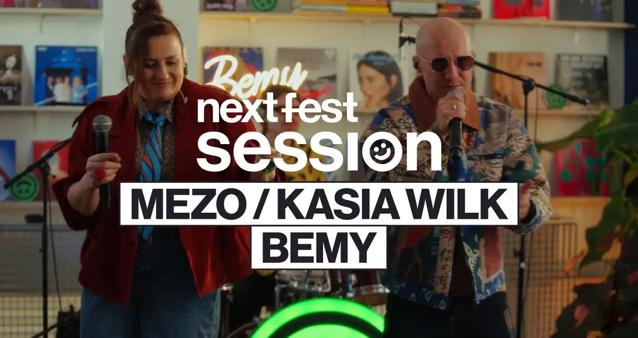 MEZO / Kasia Wilk na Next Fest Session. W tle widać płyty winylowe i rośliny.