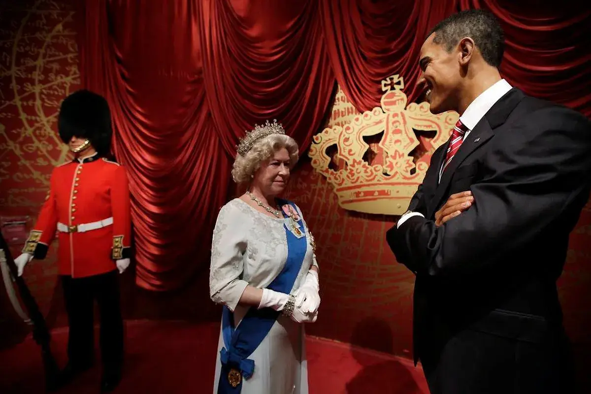 Figury woskowe w Muzeum Figur Woskowych Warszawa: Królowa Elżbieta II, Barack Obama i strażnik.