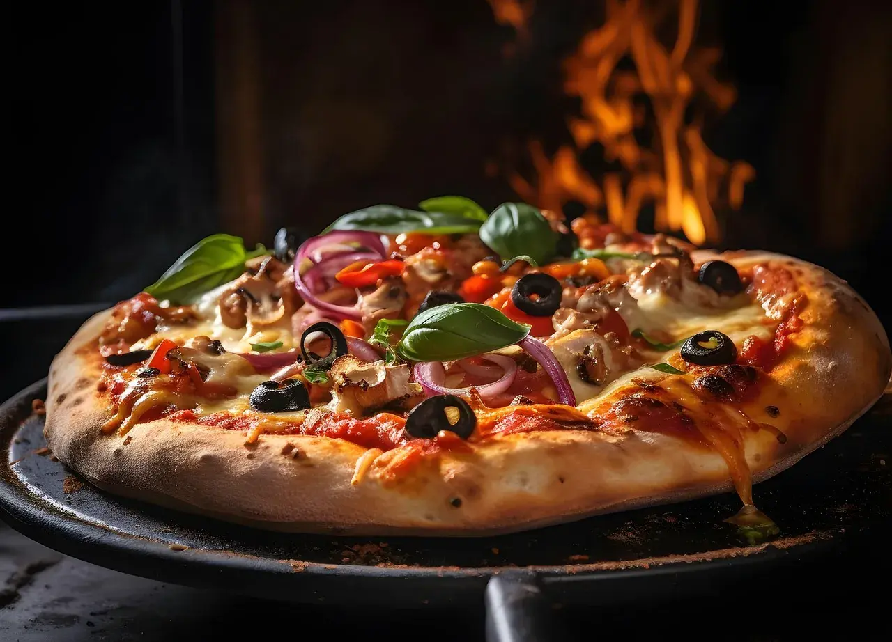 Pyszna pizza z pieczarkami, oliwkami i cebulą, skąpana w ogniu pieca. To właśnie **la dolce vita co to znaczy** – smak prawdziwego, włoskiego życia.