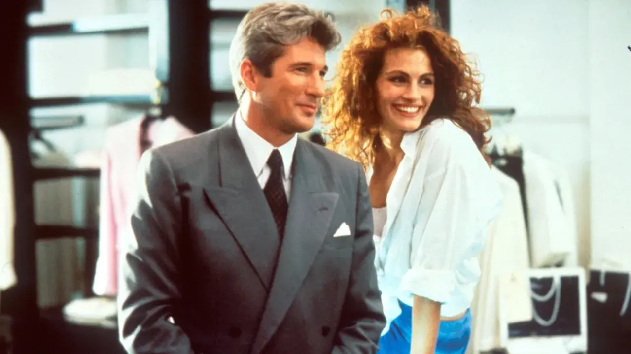 Richard Gere och Julia Roberts, rollistan i Pretty Woman, ler mot varandra i en butik.