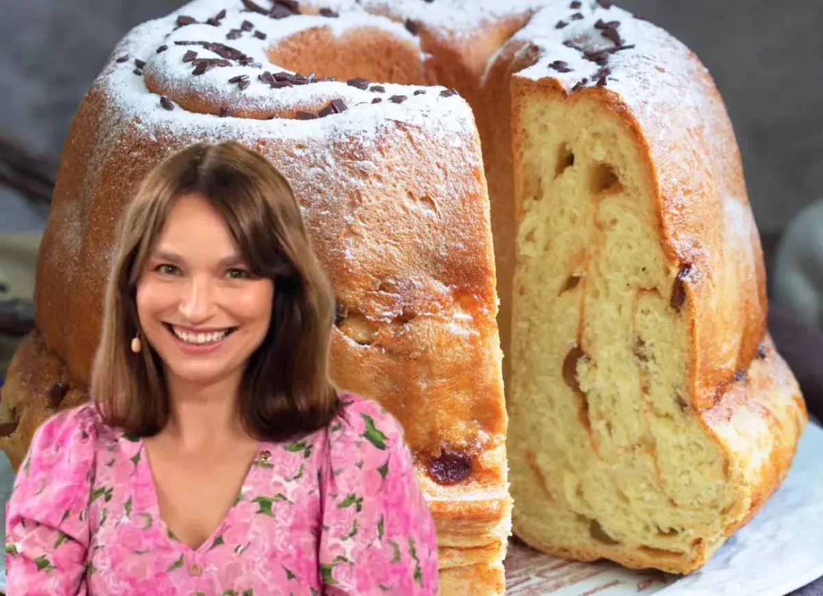 Uśmiechnięta kobieta w kwiecistej sukience obok puszystej, wilgotnej babki drożdżowej posypanej cukrem pudrem i czekoladą.