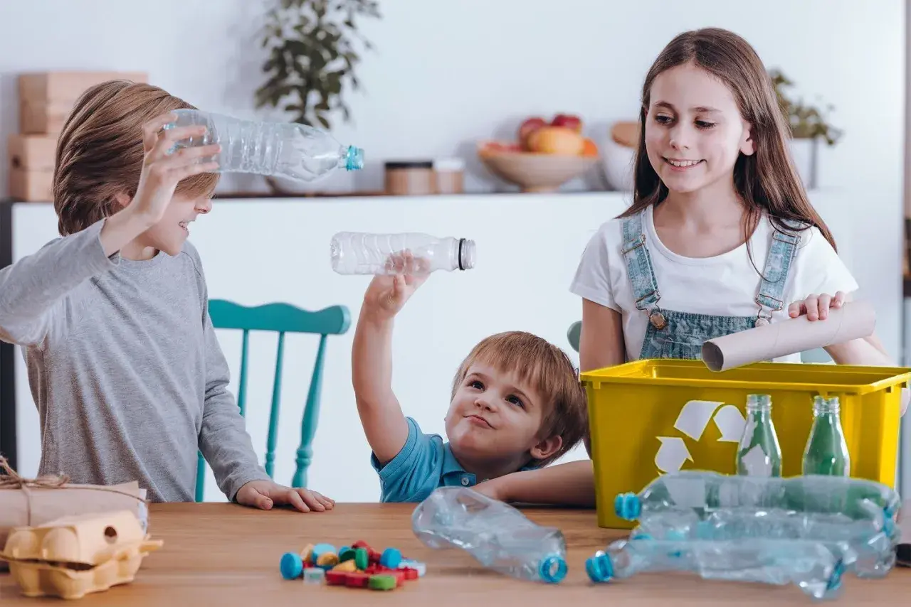 Dzieci uczą się, jak segregować śmieci. To prosta definicja recyklingu dla dzieci: dawanie rzeczom drugiego życia!