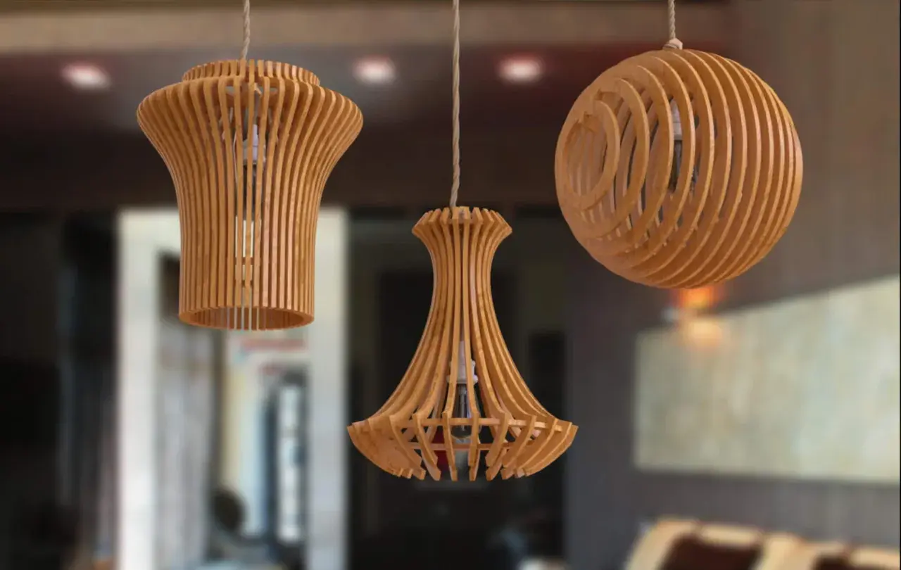 Tres lámparas de techo de madera con diseño moderno. Una pantalla lámpara techo infantil con forma de campana, otra similar pero más pequeña, y una esférica.