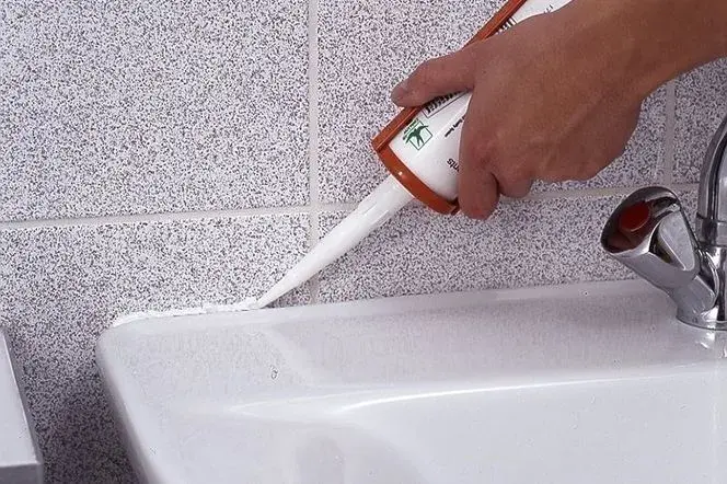 Silikon czy akryl do listew – wybór, który uchroni przed problemami