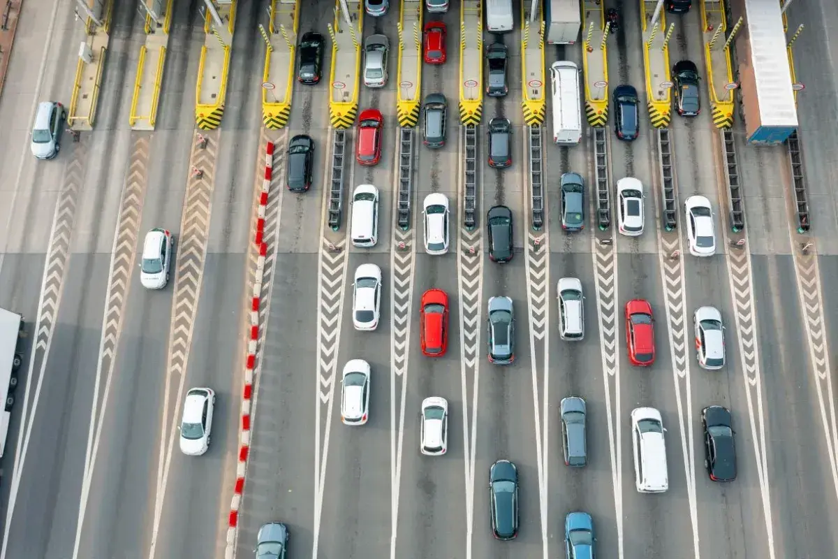 Korki na autostradzie. Zastanawiasz się, jak kupić etoll online? To proste, wystarczy kilka kliknięć.