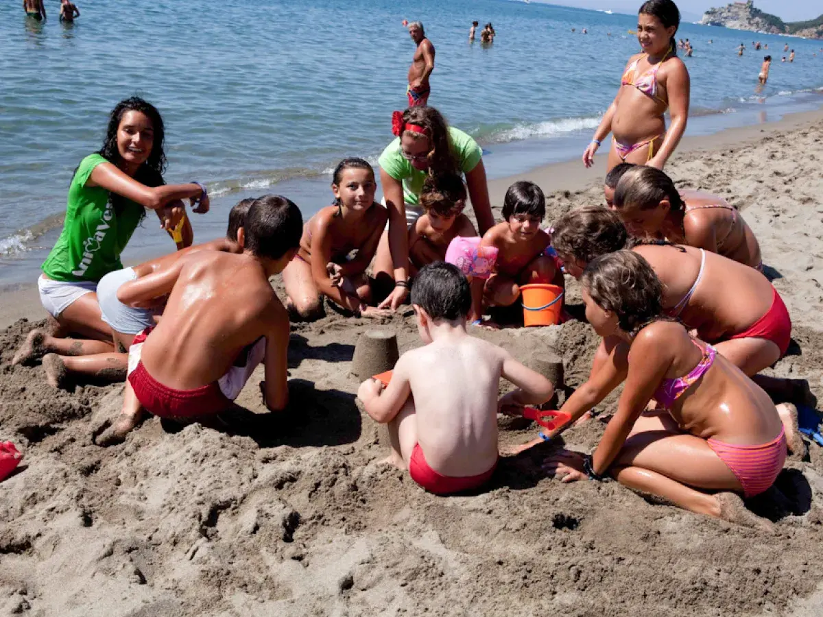 Bambini giocano con la sabbia sulla spiaggia, un momento di divertimento al santapomata camping.