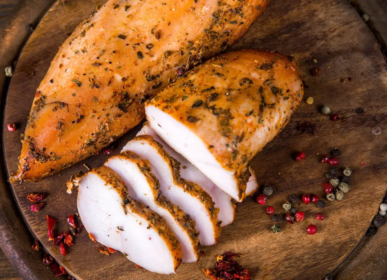 Délicieux poulet fumé, prêt à être dégusté. Une recette simple et savoureuse pour un repas parfait.