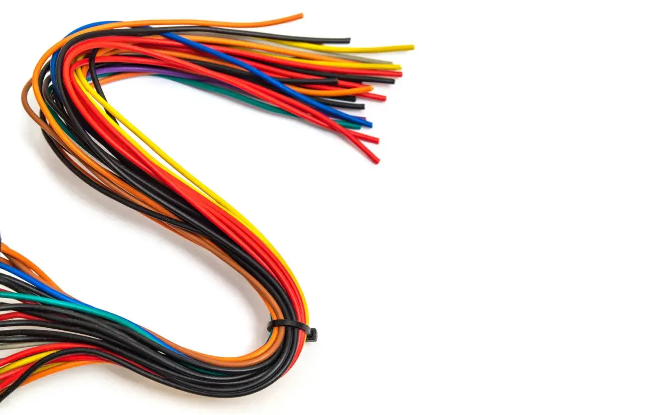Kolorowe przewody elektryczne, w tym przewód 3x4mm2 obciążenie, ułożone na białym tle.