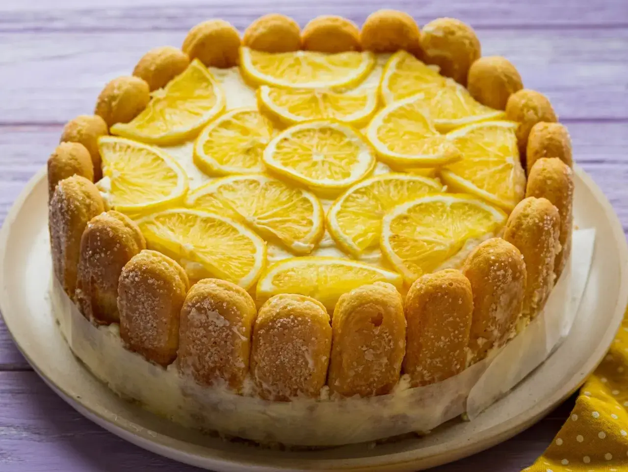 Orzeźwiające tiramisu cytrynowe, ozdobione plasterkami cytryny i biszkoptami. Idealne na letnie popołudnie.