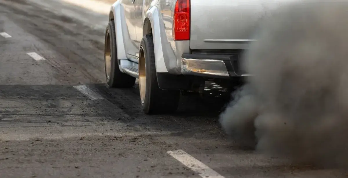 Dlaczego diesel kopci przy przyspieszaniu? Oto najczęstsze przyczyny